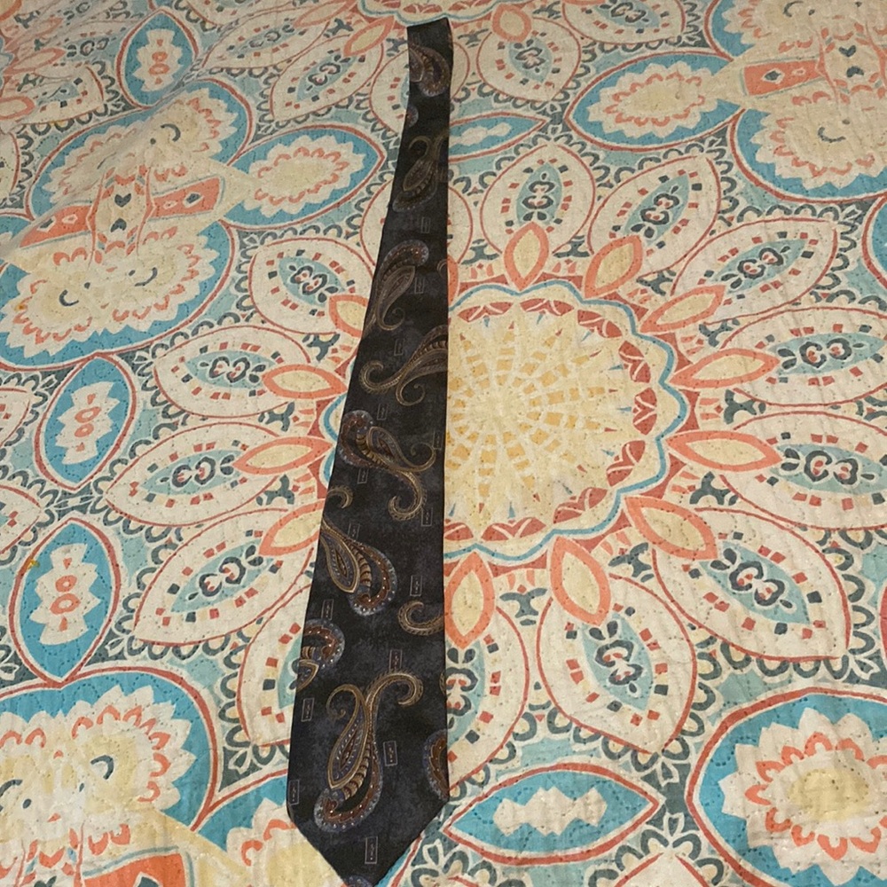 tie  Jhonatan.carson